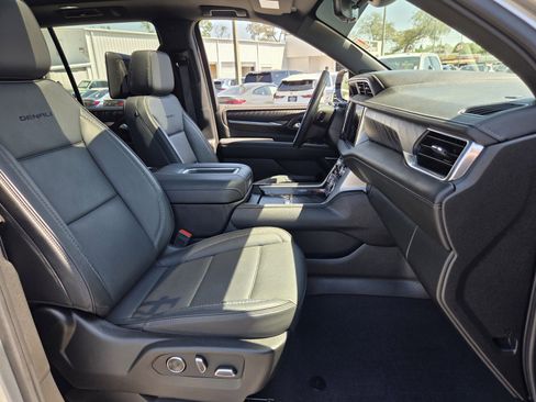 Used 2024 GMC Yukon Denali w/ Denali Reserve Package image 17