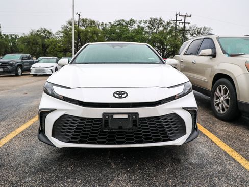 Used 2025 Toyota Camry SE w/ Convenience Package FWD image 4