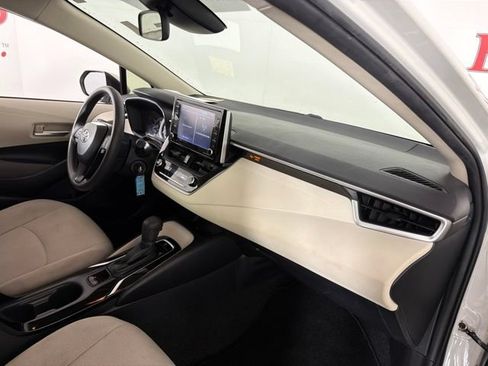 Used 2021 Toyota Corolla LE FWD image 17
