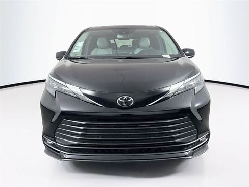 Certified 2026 Toyota Sienna XLE FWD image 9