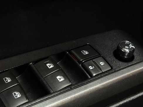 Used 2018 Toyota Tacoma SR5 AWD/4WD image 19