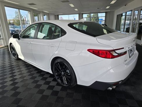 Used 2025 Toyota Camry SE image 6