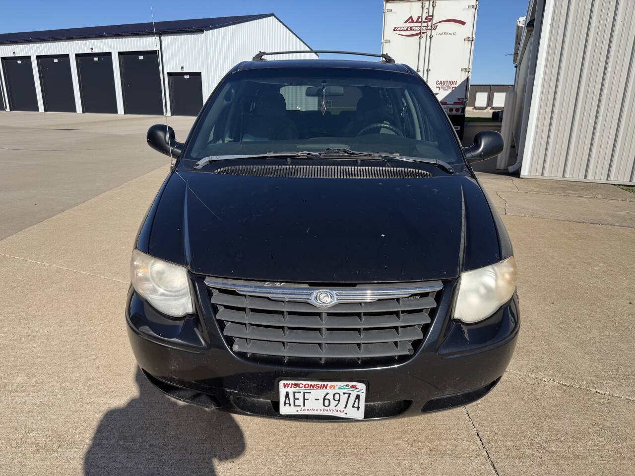 Used 2005 Chrysler Town & Country Touring FWD image 3