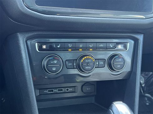 Used 2018 Volkswagen Tiguan SE w/ Panoramic Sunroof Package image 21