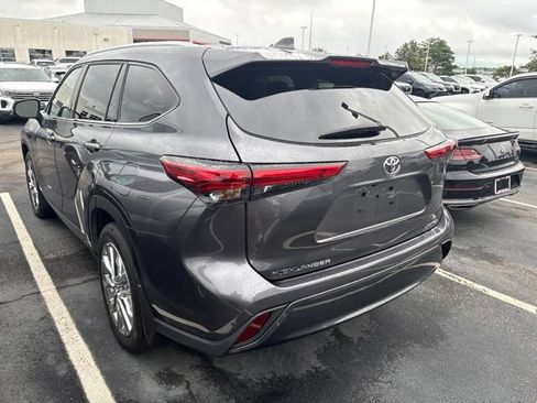 Used 2023 Toyota Highlander Limited FWD image 4
