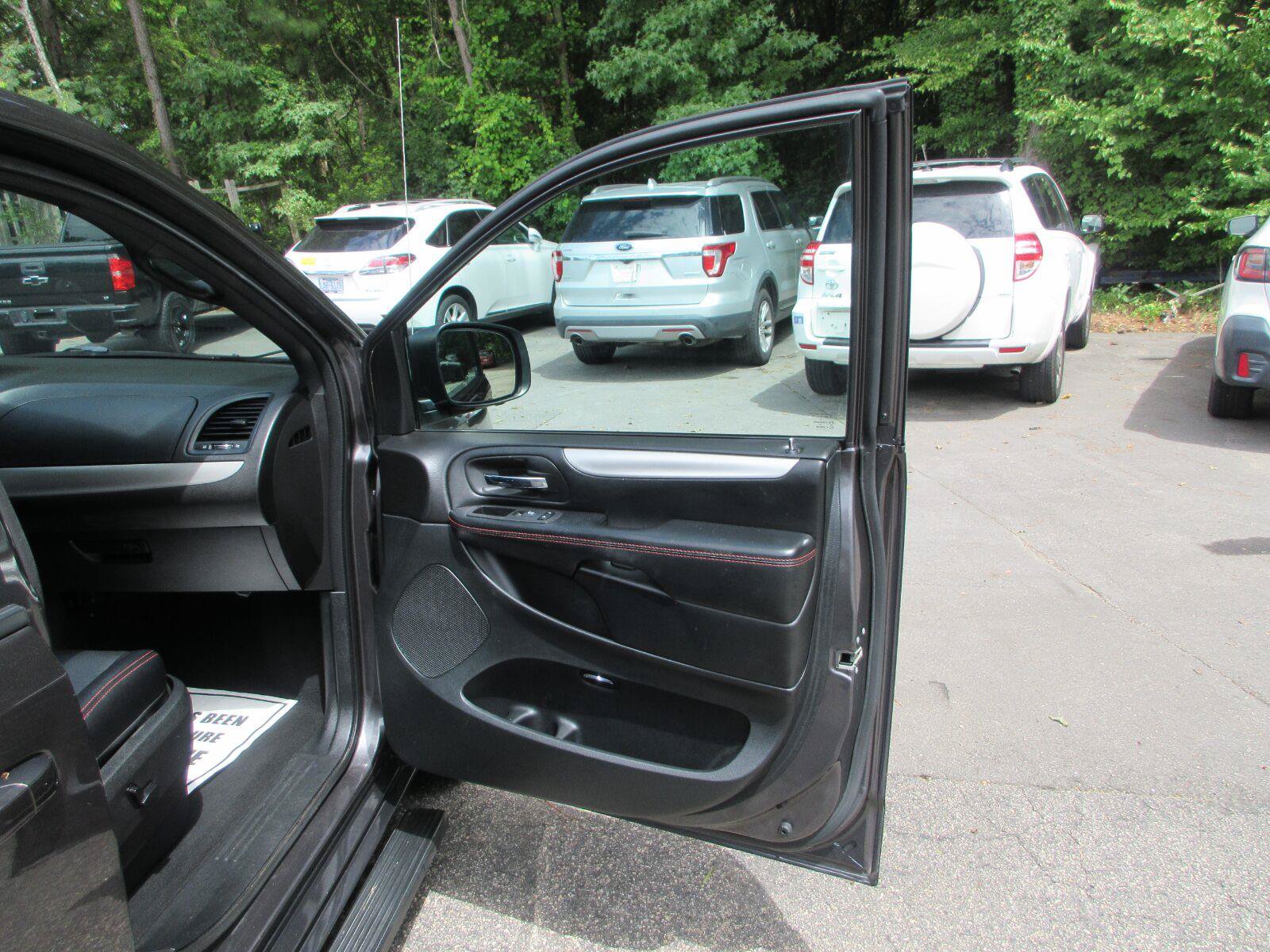 Used 2018 Dodge Grand Caravan GT FWD image 18