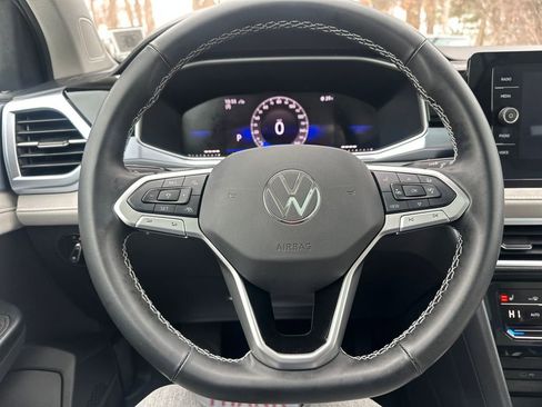 Used 2025 Volkswagen Taos SE w/ Panoramic Sunroof Package image 7