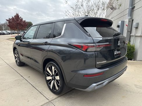 New 2026 Mitsubishi Outlander SE image 3