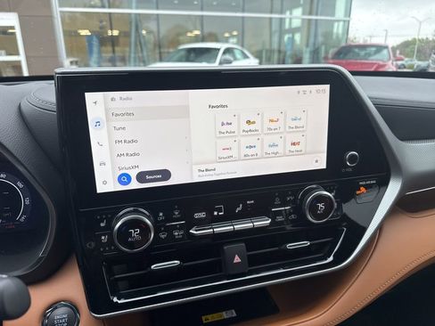 Used 2023 Toyota Highlander Platinum image 7