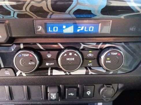 Used 2022 Toyota Tacoma TRD Off-Road AWD/4WD image 23