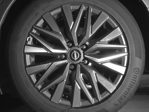Used 2025 Nissan Altima 2.5 SV FWD image 14