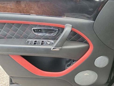 Used 2018 Bentley Bentayga AWD/4WD image 28