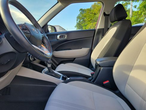Used 2025 Hyundai Venue SEL FWD image 20