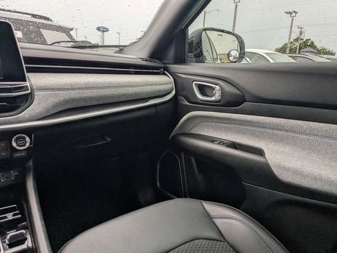 Used 2025 Jeep Compass Latitude w/ Convenience Group image 17