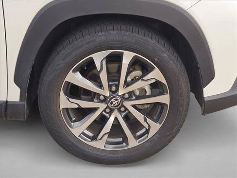 Used 2023 Toyota Corolla Cross XLE w/ Convenience Package FWD image 21