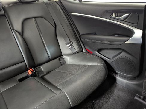 Used 2023 Genesis G70 2.0T image 18