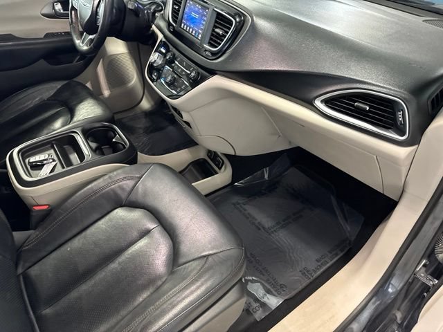 Used 2020 Chrysler Pacifica Touring-L FWD image 30