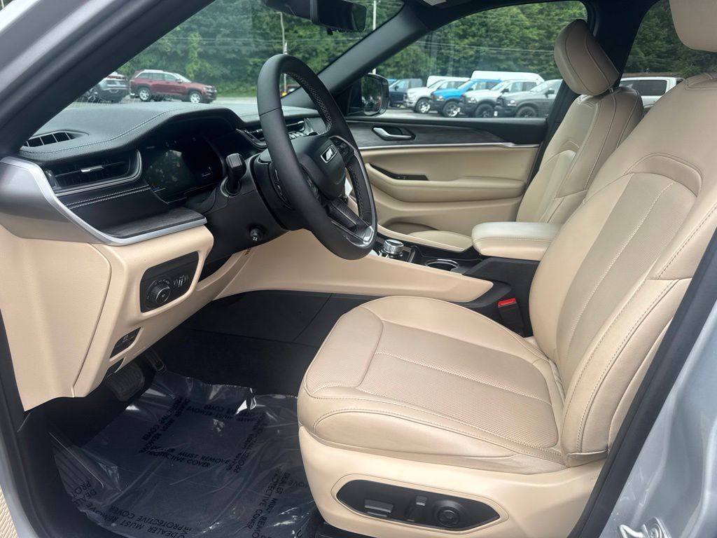 Used 2025 Jeep Grand Cherokee Limited w/ Luxury Tech Group II AWD/4WD image 14