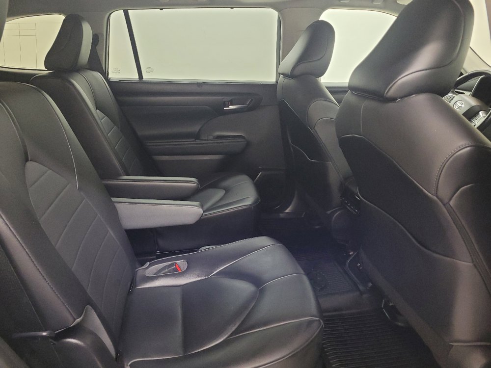Used 2021 Toyota Highlander XLE AWD/4WD image 19
