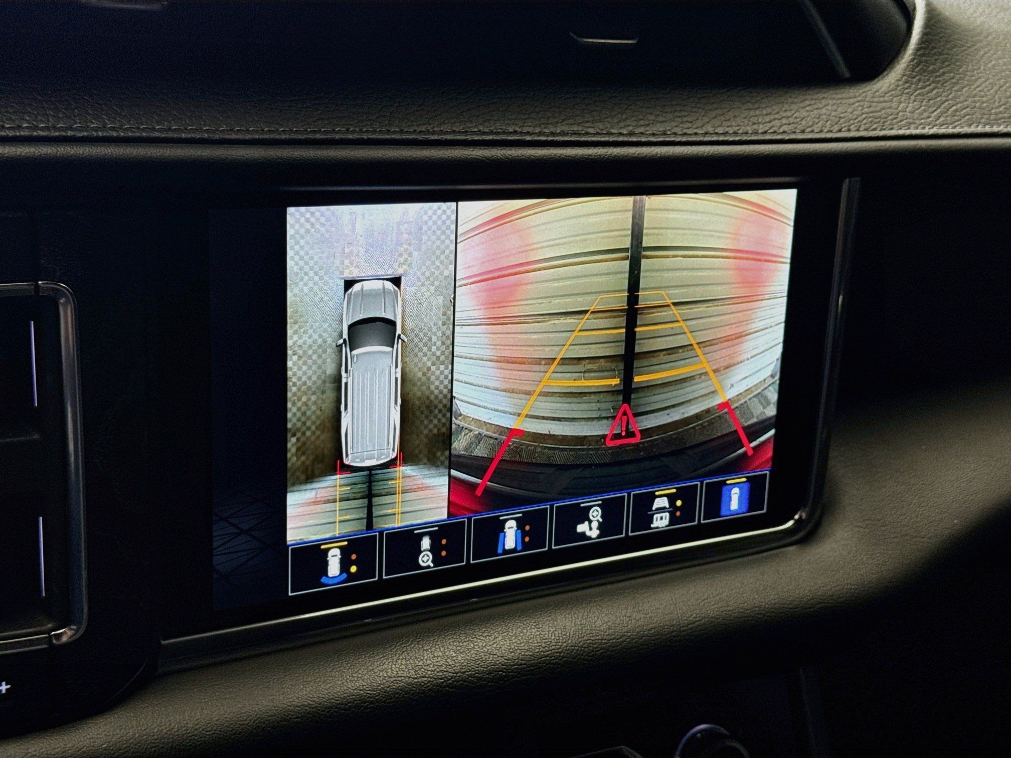 Used 2023 GMC Yukon XL Denali RWD image 9