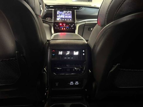 Used 2023 Jeep Grand Cherokee L Laredo image 32
