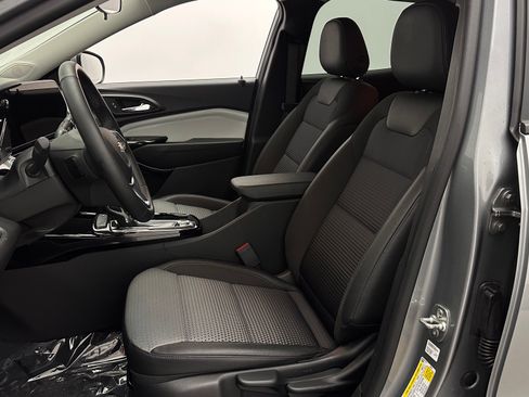 Used 2025 Chevrolet Trax LT w/ LT Convenience Package FWD image 12