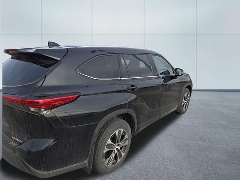 Used 2021 Toyota Highlander XLE image 3