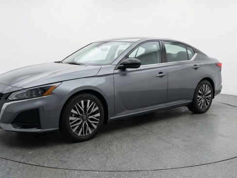 Used 2025 Nissan Altima 2.5 SV FWD image 3