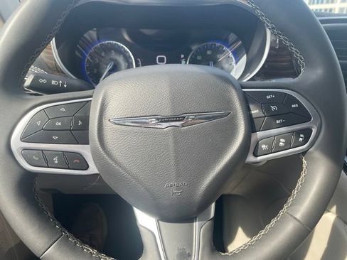 Used 2023 Chrysler Pacifica Limited FWD image 18
