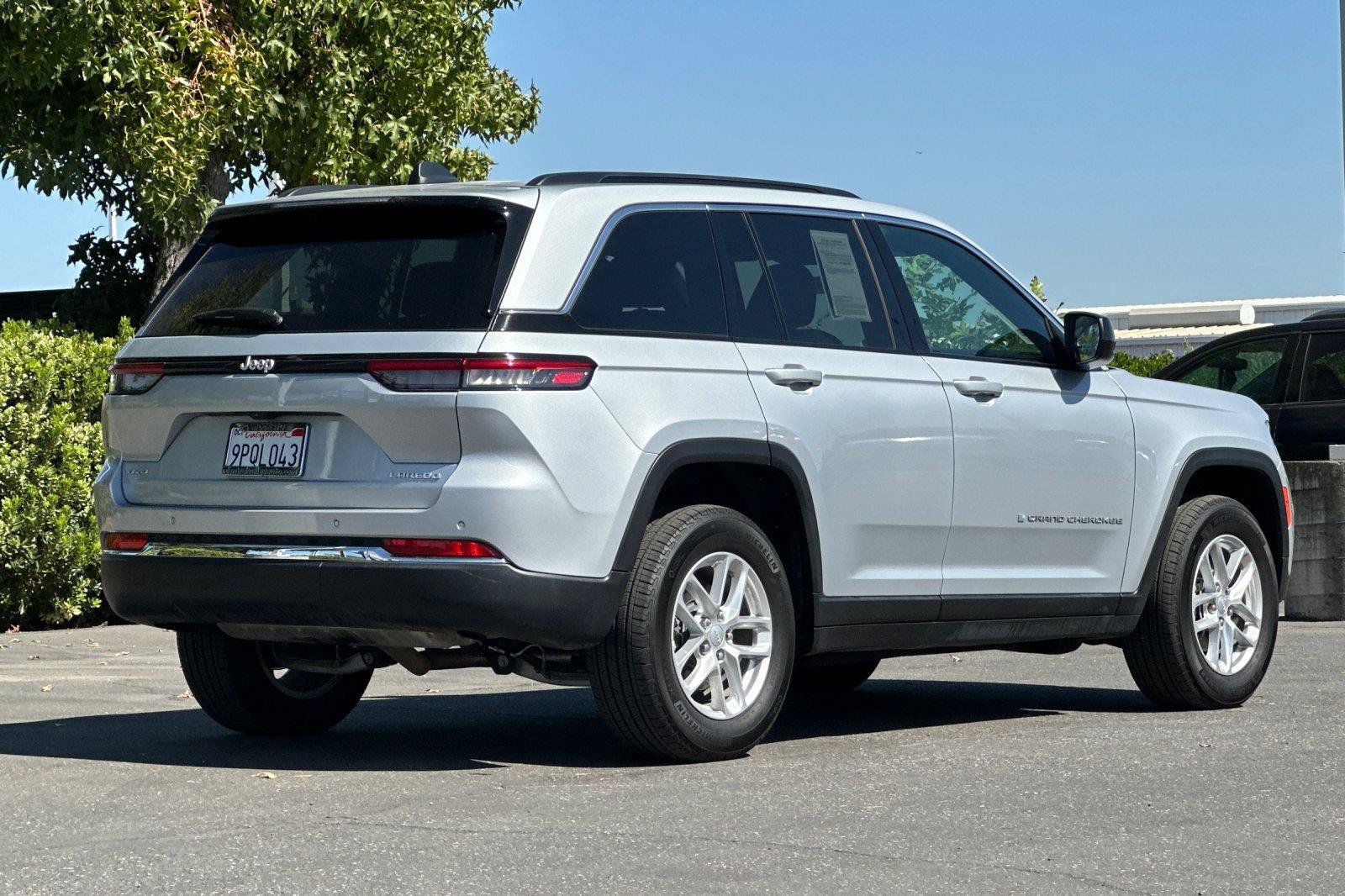 Used 2025 Jeep Grand Cherokee Laredo X w/ Luxury Tech Group I AWD/4WD image 3