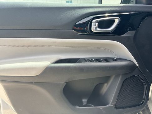 Used 2025 Jeep Compass Limited image 16