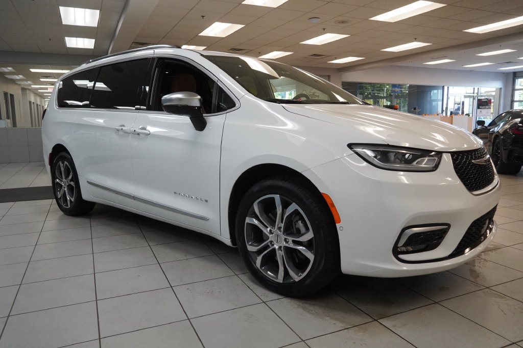 Used 2025 Chrysler Pacifica Pinnacle AWD/4WD image 15