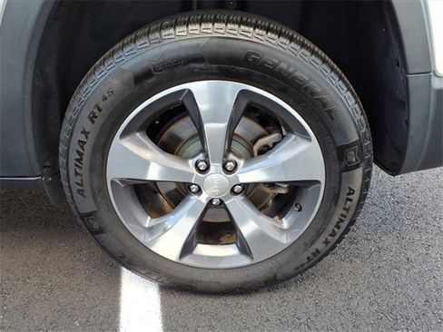 Used 2019 Jeep Cherokee Limited image 12