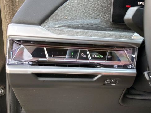 Used 2023 BMW i7 xDrive60 AWD/4WD image 33