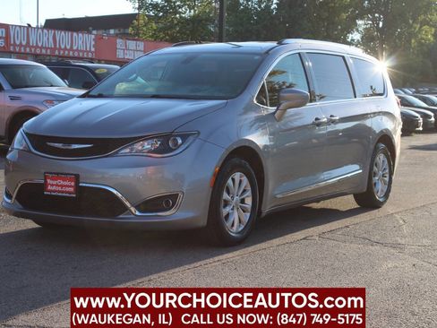 Used 2018 Chrysler Pacifica Touring-L image 1