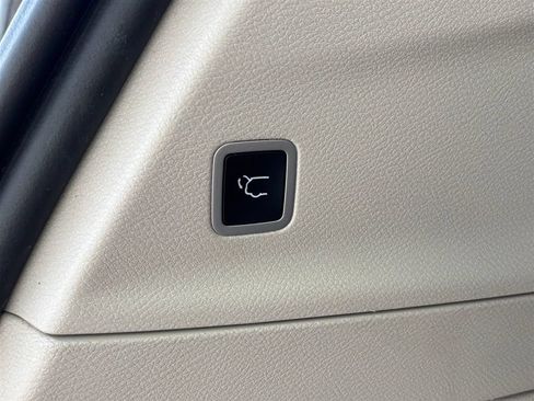 Used 2022 Chrysler Voyager LX FWD image 18