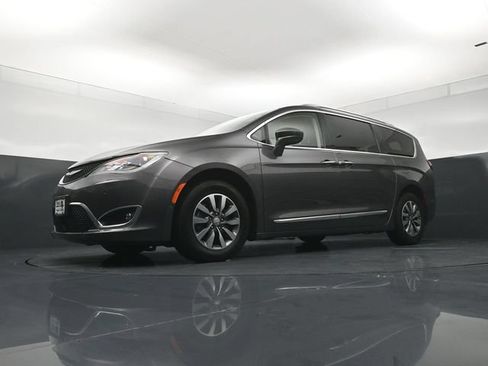 Used 2020 Chrysler Pacifica Touring-L Plus w/ Advanced Safetytec Group FWD image 20