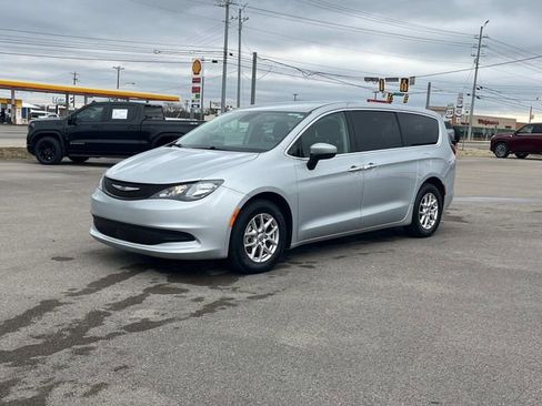 Used 2023 Chrysler Voyager LX image 11