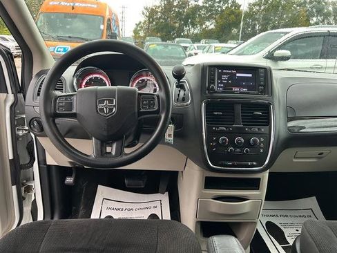Used 2019 Dodge Grand Caravan SE w/ UConnect Hands-Free Group image 16