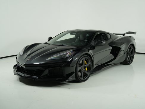 Used 2025 Chevrolet Corvette Z06 w/ Z07 Performance Package RWD image 2