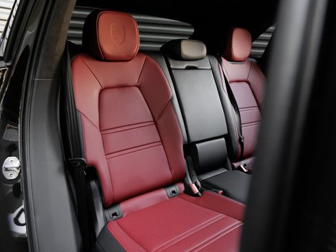 Certified 2026 Porsche Cayenne GTS AWD/4WD image 35
