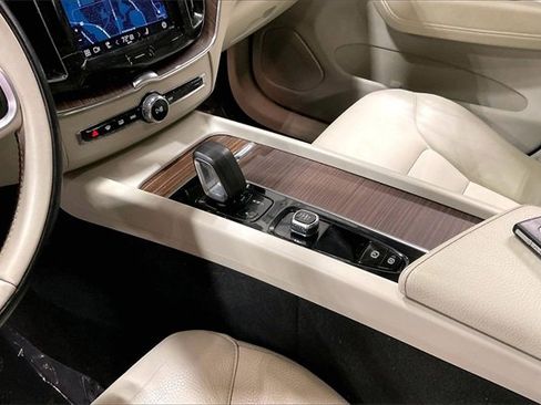 Certified 2022 Volvo XC60 B5 Momentum w/ Climate Package image 16