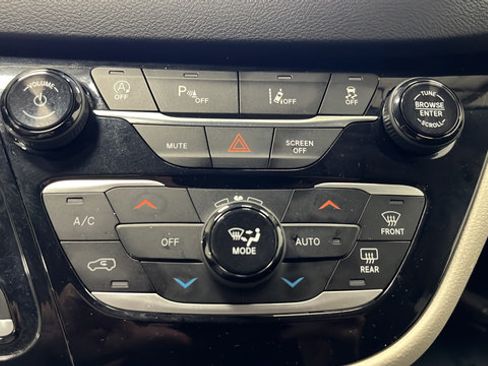 Used 2024 Chrysler Pacifica Touring-L FWD image 17