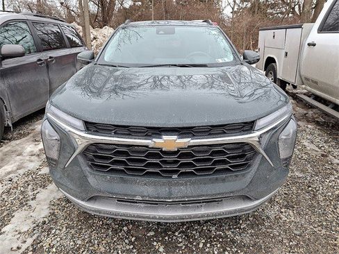 Certified 2025 Chevrolet Trax LT image 2