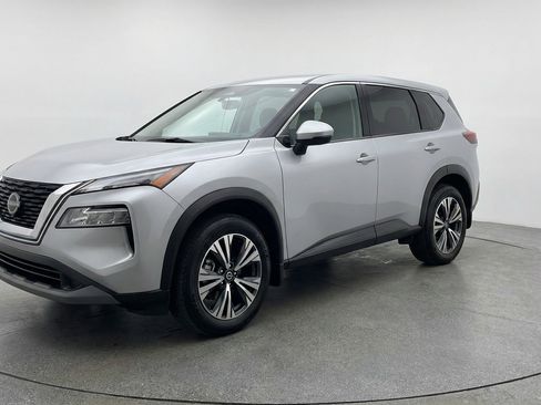 Used 2025 Nissan Rogue SV image 3