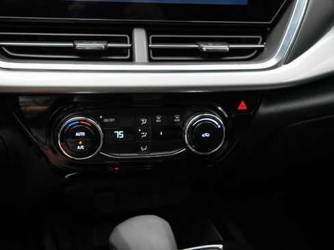 Used 2025 Chevrolet Trax LT FWD image 30