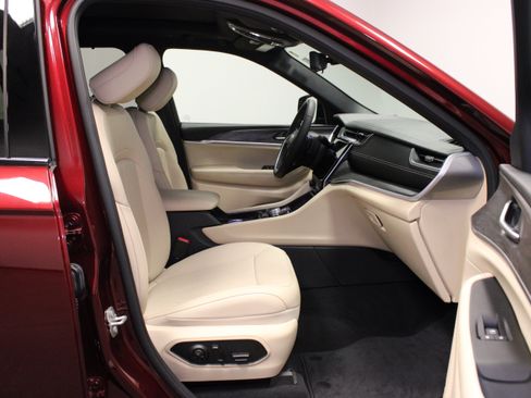 Used 2024 Jeep Grand Cherokee L Limited w/ Luxury Tech Group II AWD/4WD image 15