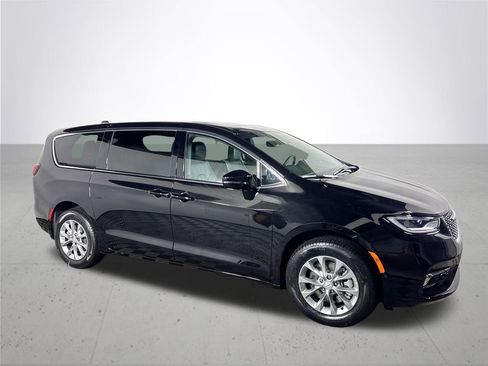 New 2026 Chrysler Pacifica Limited image 4