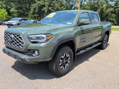 Used 2021 Toyota Tacoma TRD Off-Road w/ TRD Premium Off Road Package AWD/4WD image 2