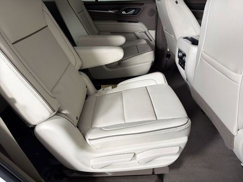 Used 2023 GMC Yukon Denali w/ Advanced Technology Package image 14